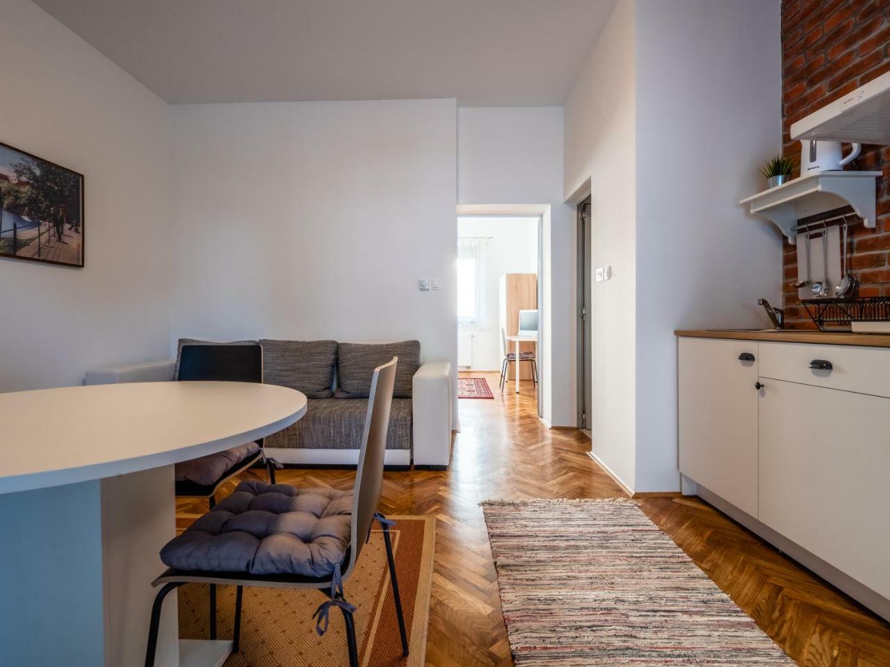 Eva Rooms & Studio Apartment Карловац Екстериор снимка