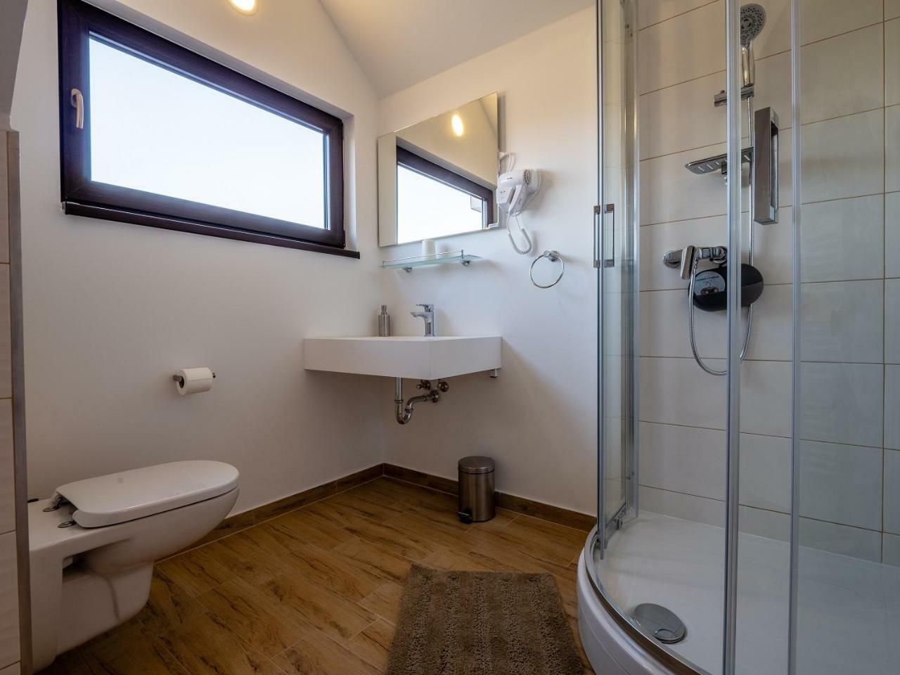 Eva Rooms & Studio Apartment Карловац Екстериор снимка