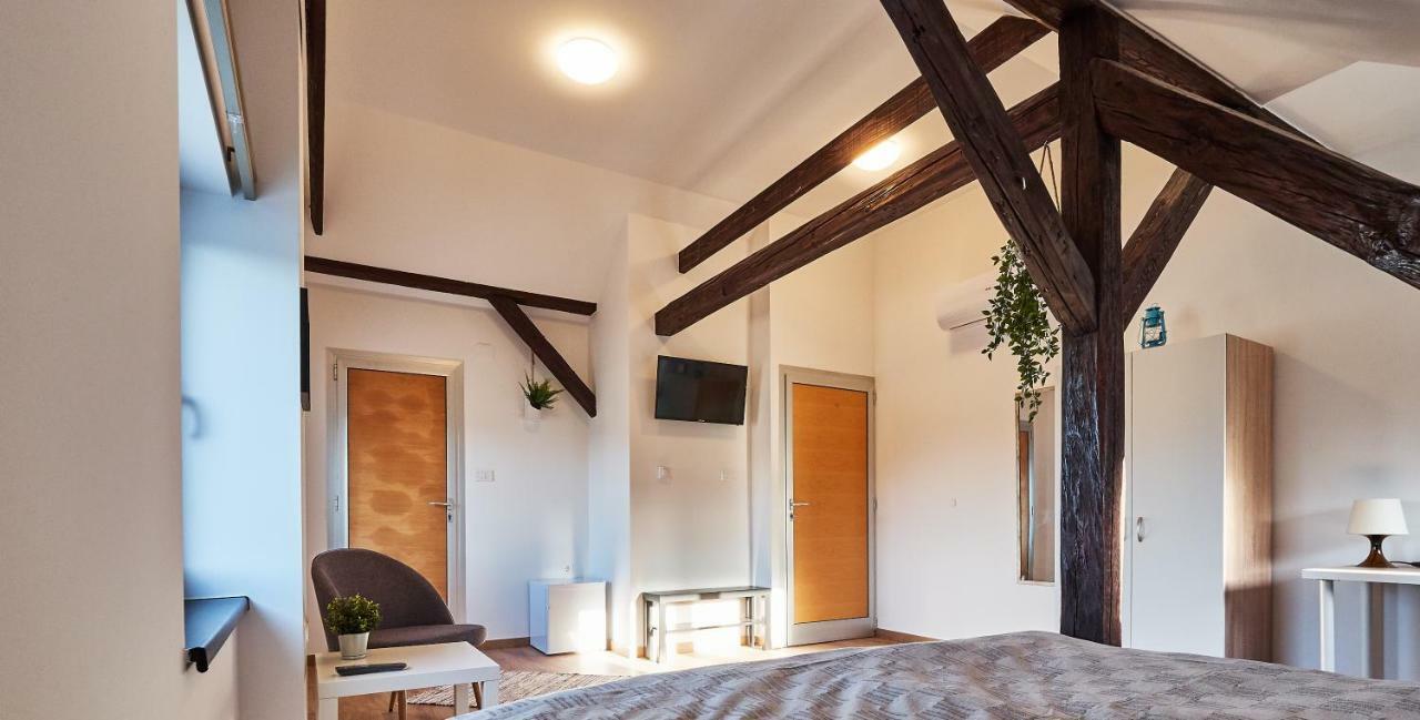 Eva Rooms & Studio Apartment Карловац Екстериор снимка